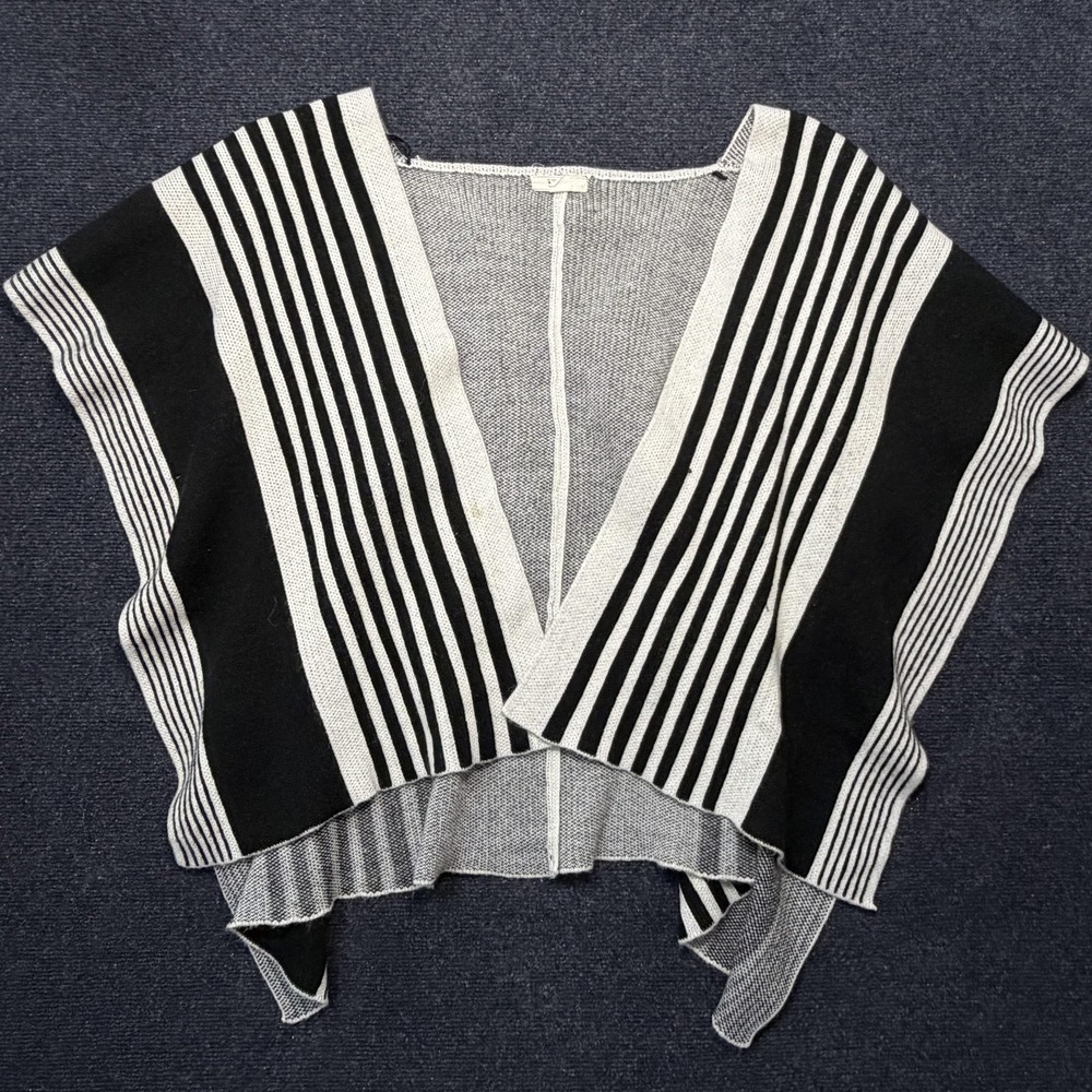 Mudd Sweater Womens One Size Black Striped V Neck Open-Knit Sleeveless Cape